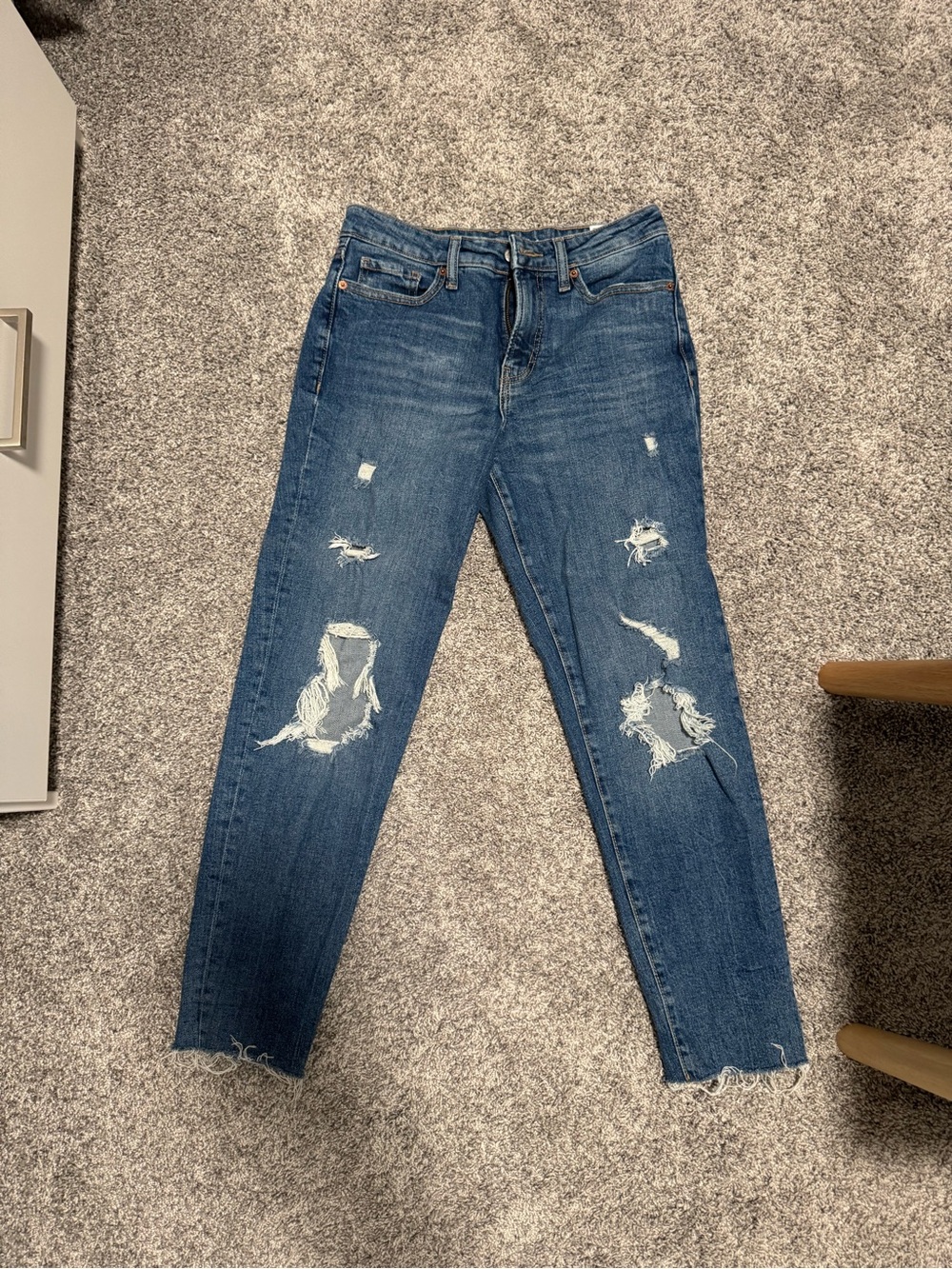 Old Navy Distressed Cropped Jeans in Medium Blue, High rise (size 2/26)